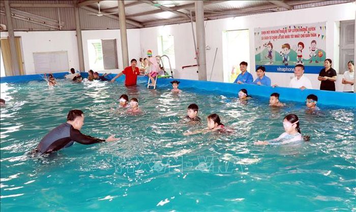 Dạy bơi cho học sinh Trường Tiểu học Hải Phương, xã Hải Hậu (Ninh Bình).