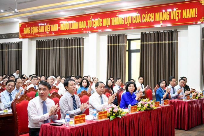 Đại biểu dự hội nghị riển khai đề án thí điểm mô hình xã, phường xã hội chủ nghĩa trên địa bàn thành phố.