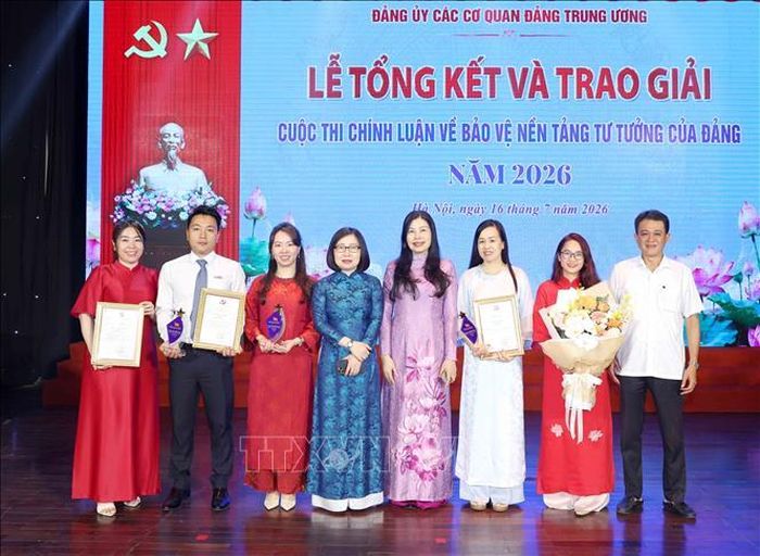 Các nhóm tác giả đơn vị Thông tấn xã Việt Nam đoạt giải tại cuộc thi. Ảnh: Phương Hoa/TTXVN