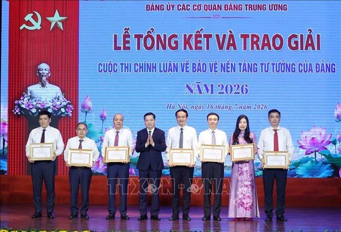 Các tập thể có thành tích xuất sắc nhận Bằng khen của Đảng ủy các cơ quan Đảng Trung ương. Ảnh: Phương Hoa/TTXVN