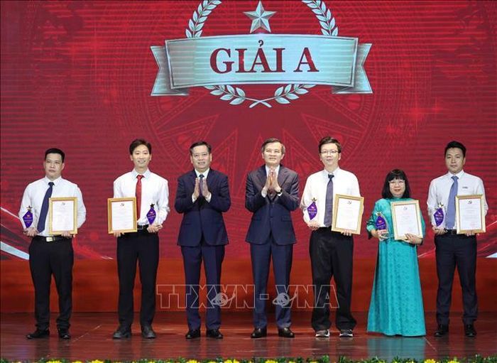 Các tác giả, nhóm tác giả nhận giải A cuộc thi. Ảnh: Phương Hoa/TTXVN