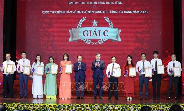 Các tác giả, nhóm tác giả nhận giải C của cuộc thi. Ảnh: Phương Hoa/TTXVN