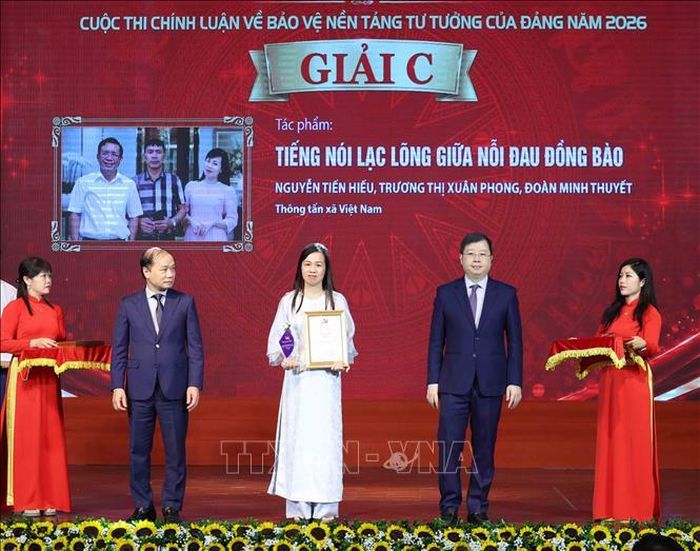 Đại diện nhóm tác giả đơn vị Báo Tin tức và Dân tộc (Thông tấn xã Việt Nam) nhận giải C. Ảnh: Phương Hoa/ TTXVN