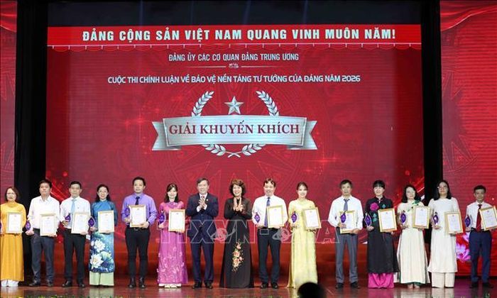 Các tác giả, nhóm tác giả nhận giải Khuyến khích cuộc thi. Ảnh: Phương Hoa/TTXVN