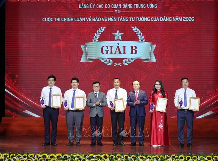 Các tác giả, nhóm tác giả nhận giải B cuộc thi. Ảnh: Phương Hoa/TTXVN