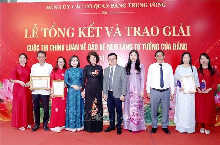 Các nhóm tác giả đơn vị Thông tấn xã Việt Nam đoạt giải tại cuộc thi. Ảnh: Phương Hoa/TTXVN