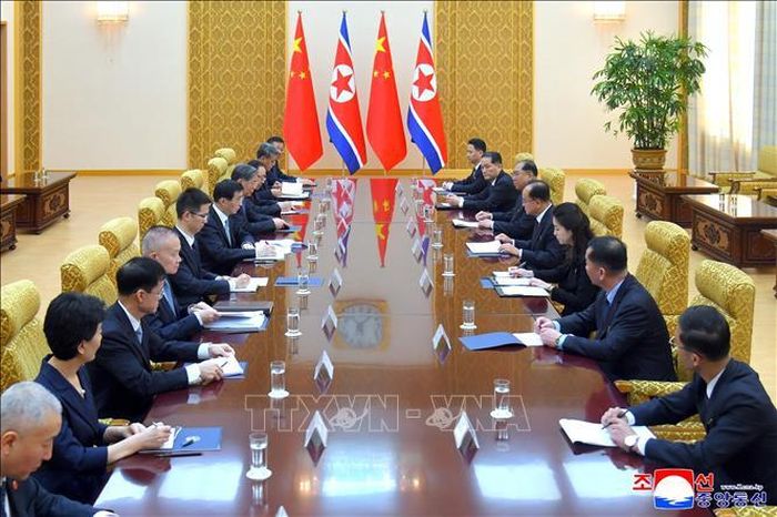 Bí thư Ban Chấp hành Trung ương Đảng Lao động Triều Tiên Jo Yong Won và Chủ tịch Ủy ban Toàn quốc Hội nghị Hiệp thương Chính trị Nhân dân Trung Quốc (Chính hiệp) Vương Hộ Ninh tại cuộc hội đàm ở Bình Nhưỡng ngày 15/7/2026. Ảnh: Yonhap/TTXVN phát