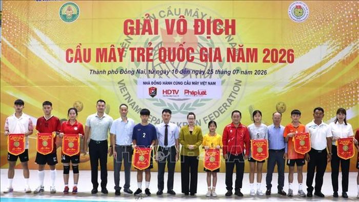Ban tổ chức trao cờ lưu niệm cho các đội tham gia Giải.