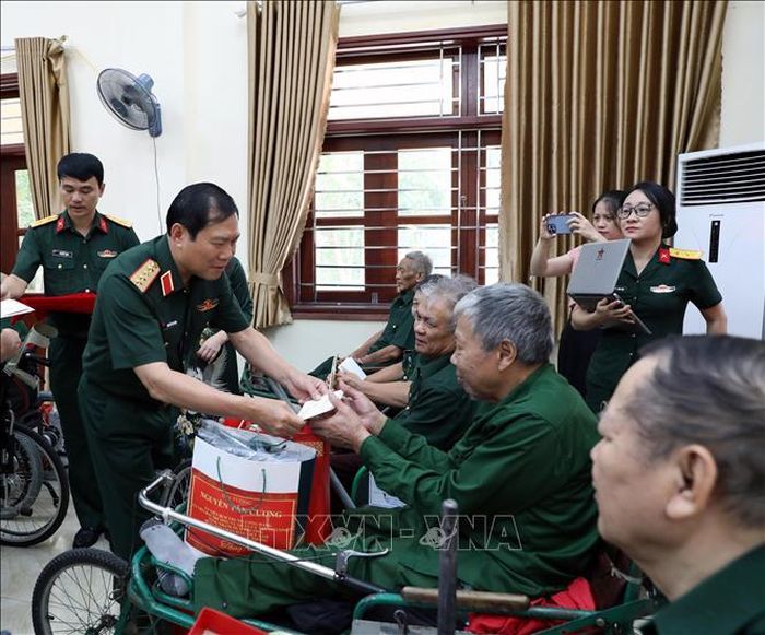 Đại tướng Nguyễn Tân Cương, Tổng Tham mưu trưởng Quân đội nhân dân Việt Nam, Thứ trưởng Bộ Quốc phòng thăm, tặng quà thương, bệnh binh tại Trung tâm Điều dưỡng thương binh Duy Tiên Ảnh: Đại Nghĩa/TTXVN