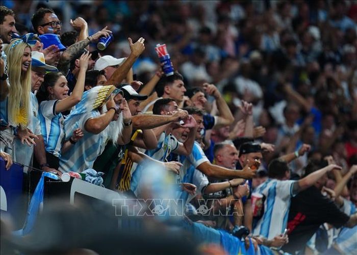 Cổ động viên đội tuyển Argentina bùng nổ cảm xúc sau khi đội nhà lội ngược dòng thắng tuyển Anh tiến vào Chung kết. Ảnh: THX/TTXVN phát