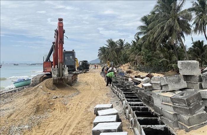 Đơn vị thi công tập trung phương tiện và nhân lực đẩy nhanh tiến độ kè biển đoạn thuộc thôn Mỹ Quang Nam (xã Tuy An Nam). Ảnh: Tường Quân/TTXVN