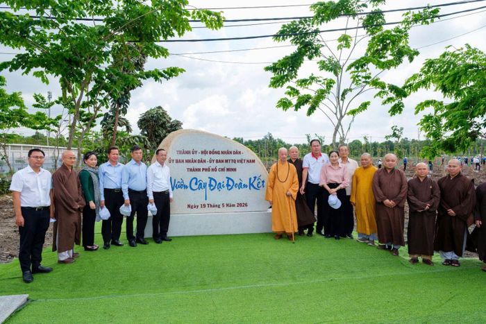 Mô hình "Vườn cây đại đoàn kết" không chỉ góp phần phủ xanh đô thị mà còn tạo không gian sinh hoạt cộng đồng, tăng cường tinh thần đoàn kết trong khu dân cư.
