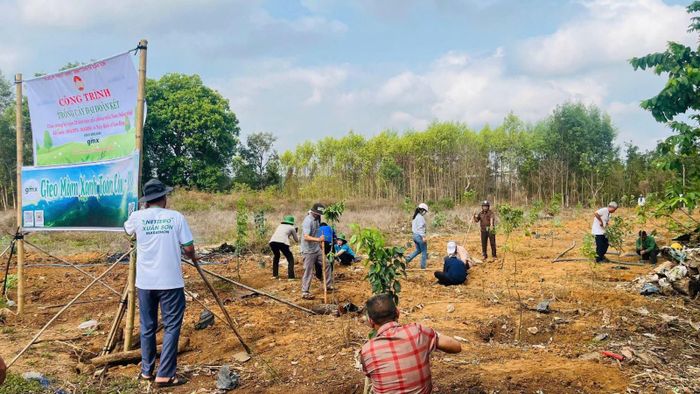 Cán bộ, hội viên và người dân tham gia trồng cây thực hiện công trình "Vườn cây đại đoàn kết", góp phần tăng mảng xanh và xây dựng môi trường sống xanh, sạch, đẹp.
