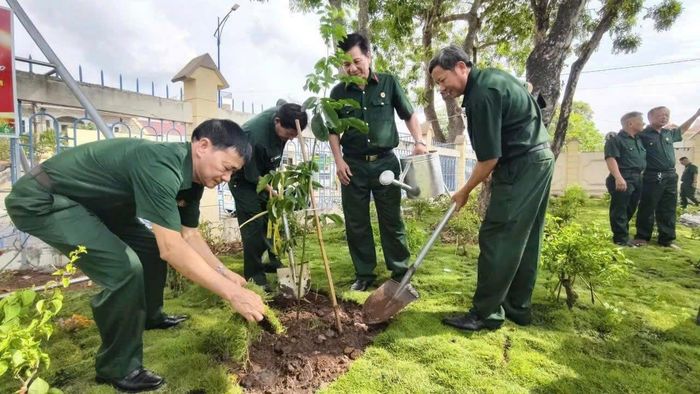 "Vườn cây đại đoàn kết" đã huy động các lực lượng như hội cựu chiến binh, hội phụ nữ, đoàn thanh niên cùng tham gia.
