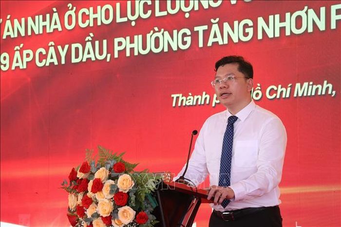 Ông Hoàng Nguyên Dinh, Ủy viên Ban Thường vụ Thành ủy, Phó Chủ tịch UBND TP. Hồ Chí Minh, phát biểu tại buổi lễ.