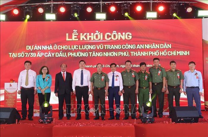 Đại diện lãnh đạo Bộ Công an, lãnh đạo TP. Hồ Chí Minh, các sở, ngành và chủ đầu tư tại lễ khởi công.