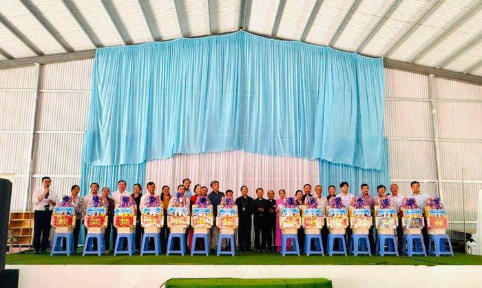 Ban tổ chức trao quà tri ân các gia đình liệt sĩ, thương binh Công giáo, thể hiện đạo lý "Uống nước nhớ nguồn" và tinh thần "tốt đời, đẹp đạo".