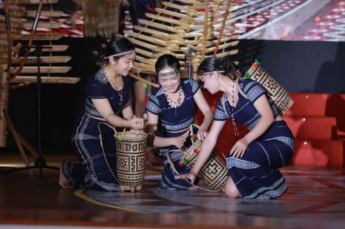 Các diễn viên cùng tái hiện đời sống văn hóa người K'Ho trong chương trình.