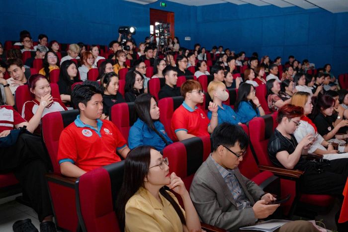 Chương trình đã thu hút đông đảo người dân, giảng viên, sinh viên và khách mời tham dự.