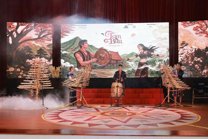 Không gian sân khấu được tái hiện đậm chất đại ngàn với những tiết mục văn hóa, văn nghệ đặc sắc, góp phần lan tỏa bản sắc truyền thống của đồng bào K'Ho đến cộng đồng.