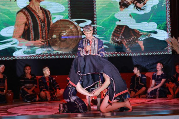 Đôi trai gái cùng nhau tái hiện lễ cưới truyền thống của đồng bào K'Ho mang đến cho khán giả góc nhìn sinh động về nét đẹp văn hóa và phong tục hôn nhân của dân tộc K'Ho.