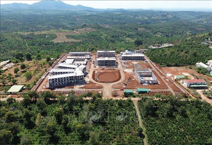 Công trường xây dựng trường Phổ thông nội trú liên cấp Tiểu học và Trung học cơ sở Thuận An, tỉnh Lâm Đồng. Ảnh: Nguyễn Huy Thành/TTXVN