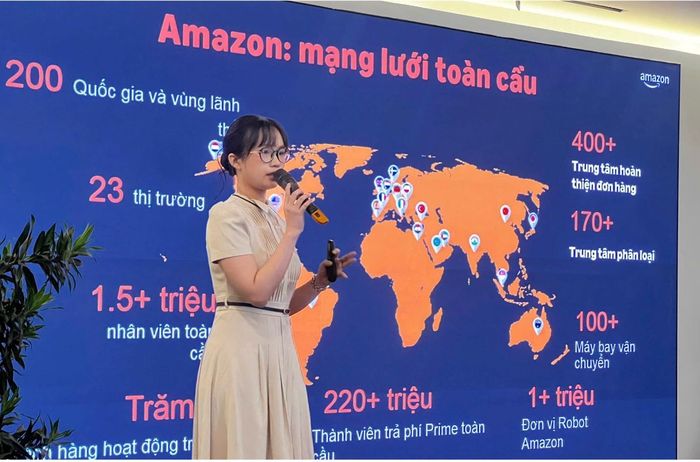 Bà Nguyễn Lê Gia Khánh, Quản lý tài khoản cấp cao Amazon Global Selling Việt Nam chia sẻ kinh nghiệm bán hàng tại hội nghị.