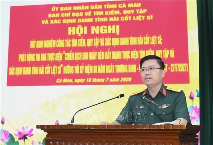 Đại tá Võ Thành Lê, Chính ủy Bộ CHQS tỉnh, Phó trưởng Ban Chỉ đạo tỉnh phát động phong trào thi đua thực hiện “Chiến dịch 500 ngày đêm đẩy mạnh thực hiện tìm kiếm, quy tập và xác định danh tính hài cốt liệt sĩ”. Ảnh: Chanh Đa/TTXVN