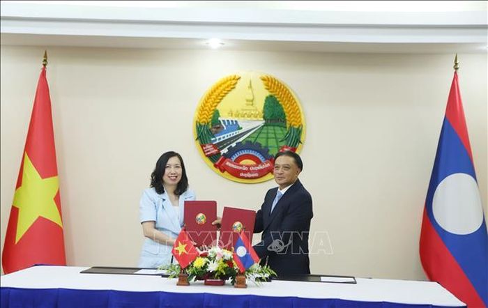 Thứ trưởng Bộ Ngoại giao Việt Nam Lê Thị Thu Hằng và Thứ trưởng Bộ Ngoại giao Lào Phongsavanh Sisoulath trao Biên bản ghi nhớ về hợp tác giai đoạn 2026-2030. Ảnh: Xuân Tú/PV TTXVN tại Lào.