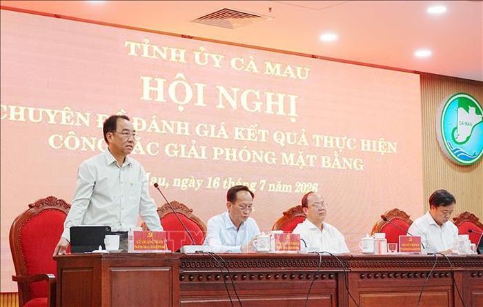 Chủ tịch UBND tỉnh Cà Mau Lữ Quang Ngời phát biểu tại hội nghị.