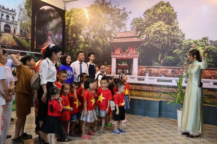 Triển lãm mở ra một không gian đối thoại di sản đầy ý nghĩa, giới thiệu đến công chúng gần 100 hình ảnh, tư liệu và hiện vật quý giá.
