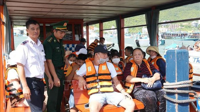Cảng vụ Đường thủy nội địa và Đồn Biên phòng kiểm tra thủ tục hành chính trước khi tàu du lịch xuất bến.Ảnh: Đặng Tuấn/TTXVN