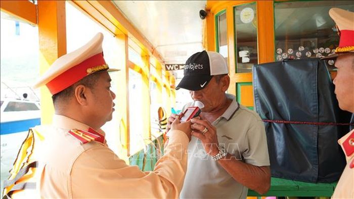 Lực lượng chức năng kiên quyết xử lý các trường hợp vi phạm quy định an toàn đường thủy. Ảnh: Đặng Tuấn/TTXVN