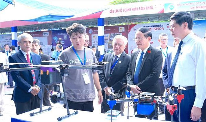 Chủ tịch UBND tỉnh Gia Lai Phạm Anh Tuấn (đứng giữa) cùng các đại biểu tham quan khu vực Triển lãm Quốc tế về Điều khiển và Tự động hóa (AT Expo) trong khuôn khổ Hội nghị.