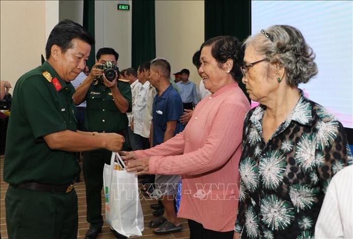 Đại biểu trao tặng quà đến người có công. Ảnh: Hồng Thái/TTXVN