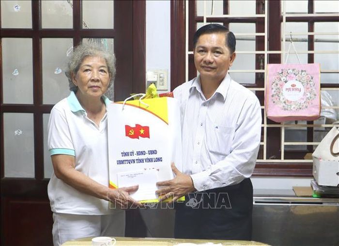 Bí thư Tỉnh ủy Vĩnh Long Trần Văn Lâu tặng quà nhân dịp 27/7 cho gia đình bà Nguyễn Thị Mỹ A tại phường Long Châu. Ảnh: Lê Thúy Hằng/TTXVN