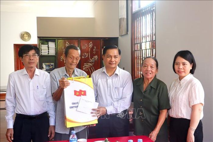 Đoàn công tác của Bí thư Tỉnh ủy Vĩnh Long Trần Văn Lâu đến thăm gia đình bà Trần Thị Cuốn tại phường Long Châu. Ảnh: Lê Thúy Hằng/TTXVN