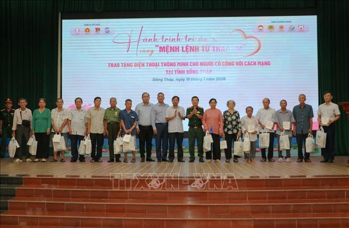 Người có công được nhận điện thoại và quà tại chương trình. Ảnh: Hồng Thái/TTXVN