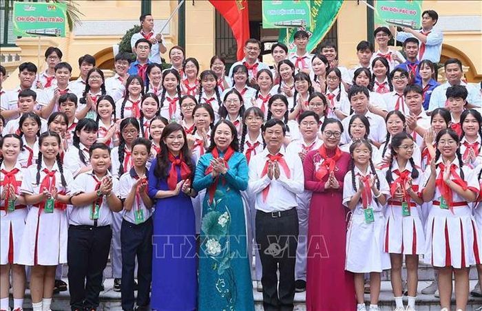 Phó Chủ tịch nước Võ Thị Ánh Xuân và đại biểu cùng các thiếu nhi tham gia Hành trình "Em yêu Tổ quốc Việt Nam” năm 2026. Ảnh: An Đăng/TTXVN