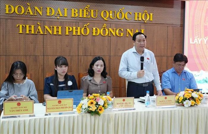 Ông Bùi Xuân Thống, Phó Trưởng Đoàn chuyên trách, Đoàn đại biểu Quốc hội thành phố Đồng Nai phát biểu tại hội nghị.