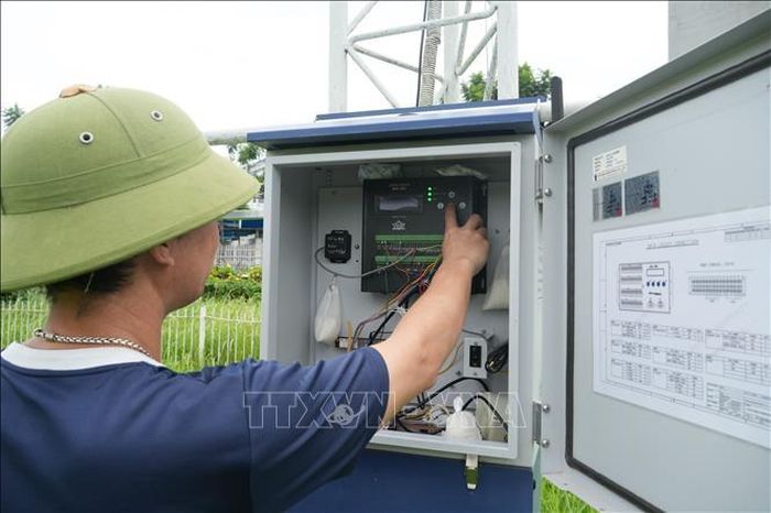 Cán bộ kiểm tra tại hệ thống quan trắc tự động.