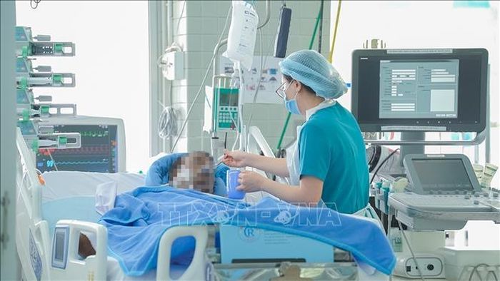 Nhân viên y tế Bệnh viện Chợ Rẫy chăm sóc, điều trị cho nạn nhân. Ảnh: TTXVN phát