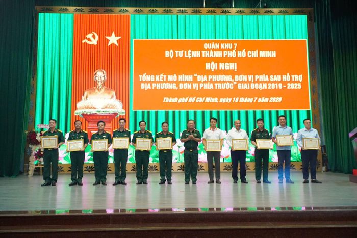 Bộ Tư lệnh TP Hồ Chí Minh khen thưởng các tập thể và cá nhân có thành tích xuất sắc trong thực hiện mô hình "Địa phương, đơn vị phía sau hỗ trợ địa phương, đơn vị phía trước" giai đoạn 2019 - 2025. Ảnh: Kim Trường