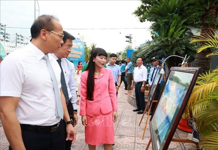 Lãnh đạo tỉnh Khánh Hòa tham quan triển lãm với chủ đề “Tinh hoa ngành nghề yến sào”.