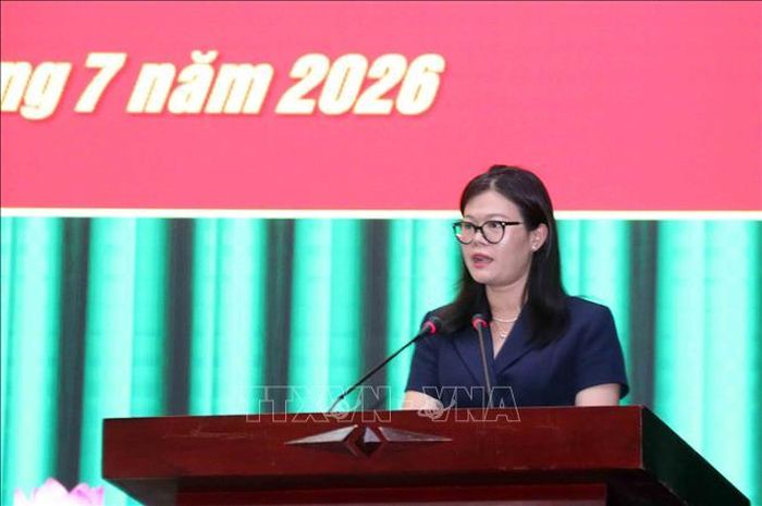 Bà Dương Thị Huyền Trâm, Trưởng Ban Công tác xã hội, Ủy ban MTTQ Việt Nam Thành phố Hồ Chí Minh tham luận về công tác phối hợp cùng Bộ Tư lệnh Thành phố trong thực hiện Mô hình.