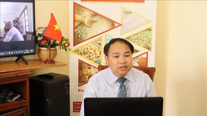 Tham tán Thương mại Việt Nam tại Algeria Hoàng Đức Nhuận chủ trì Hội nghị.