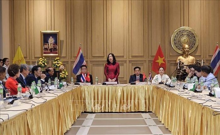 Thứ trưởng Ngoại giao Lê Thị Thu Hằng thăm, làm việc với các hội đoàn người Việt Nam tại tỉnh Udon Thani, Đông Bắc Thái Lan. Ảnh: TTXVN phát