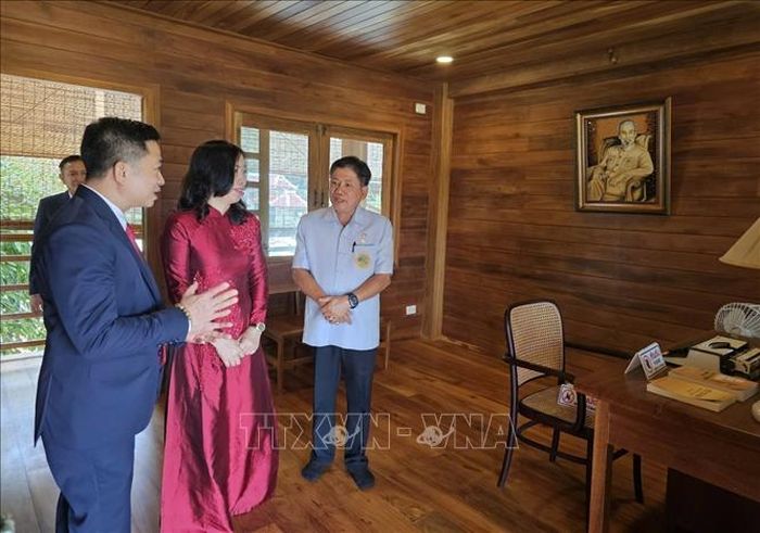 Thứ trưởng Ngoại giao Lê Thị Thu Hằng thăm Khu Di tích Chủ tịch Hồ Chí Minh tỉnh Udon Thani, Đông Bắc Thái Lan. Ảnh: TTXVN phát