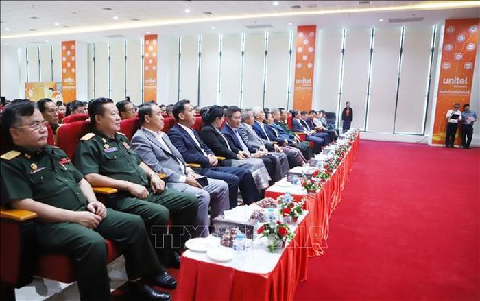 Đại biểu hai nước Việt Nam - Lào tham dự xem phim “Mưa Đỏ”. Ảnh: Xuân Tú/PV TTXVN tại Lào