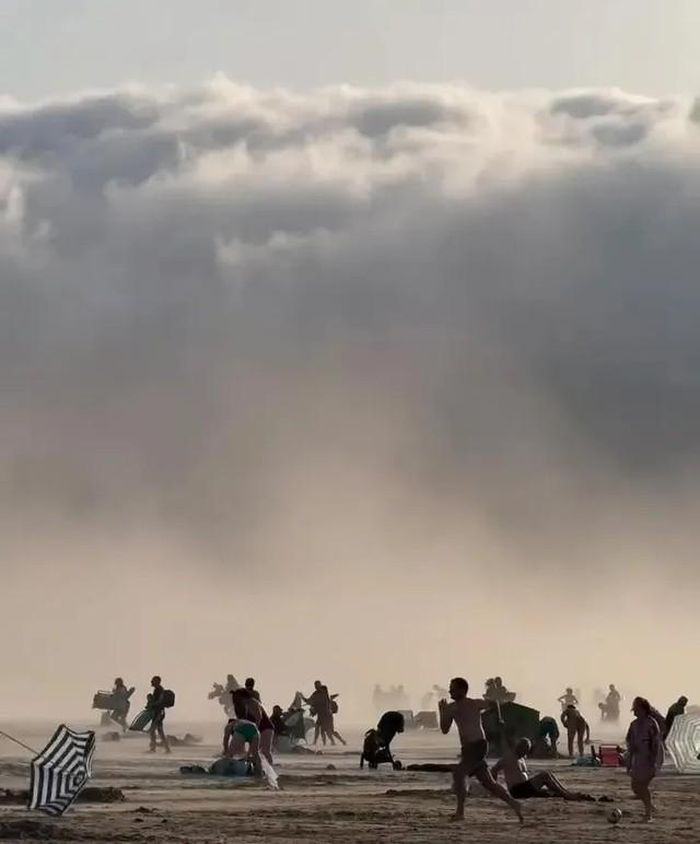 Một đám mây hình sóng thần khổng lồ đã nhấn chìm một bãi biển ở Hendaye, Pháp. Ảnh: Instagram/marcourrutia1